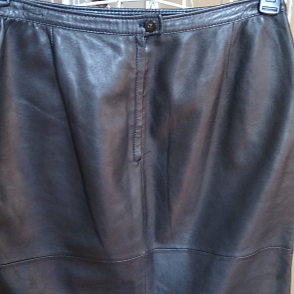 Exquisite Valentino Leather Skirt - Picture 6 of 16